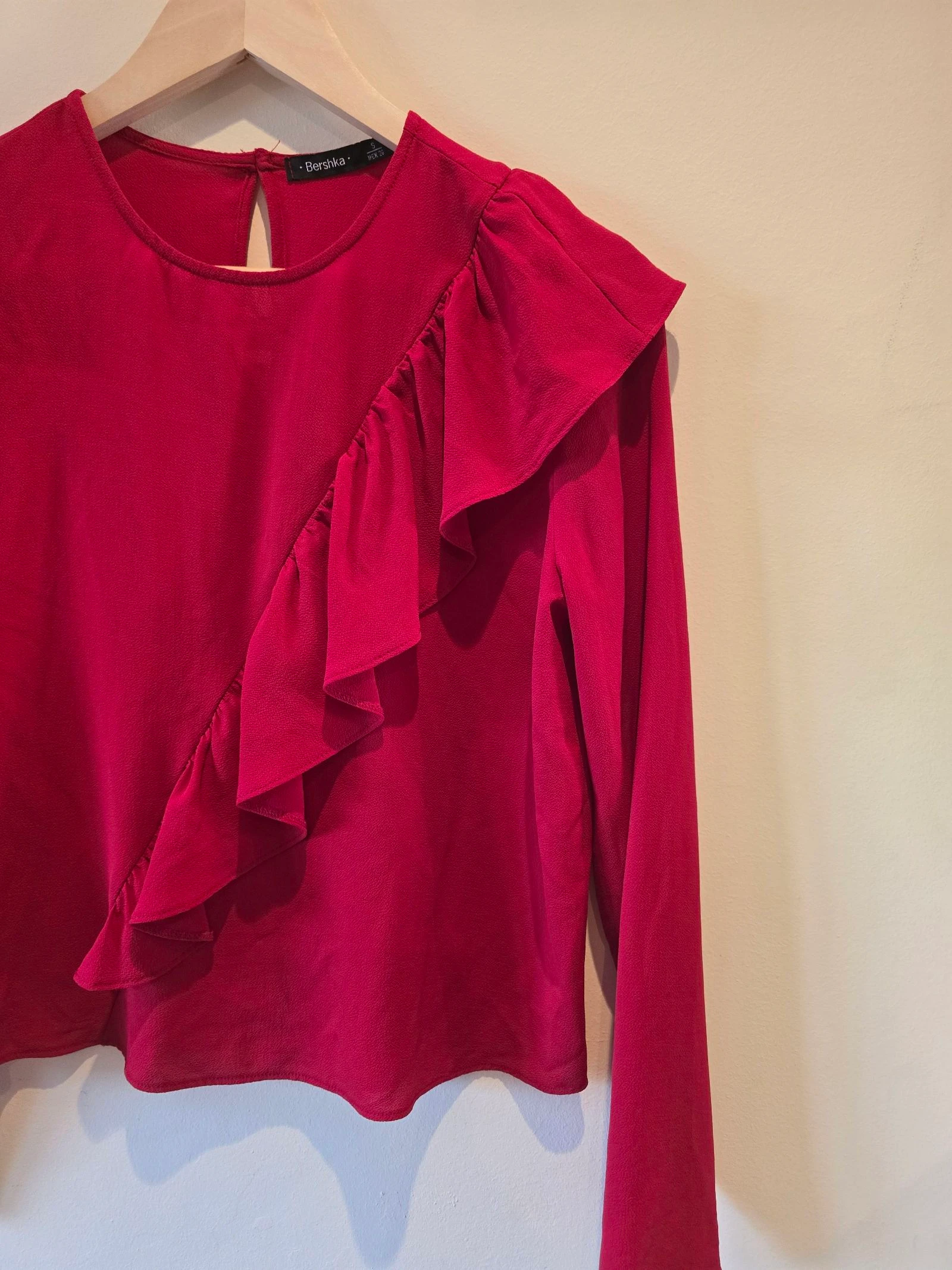 Asymmetric ruffle red blouse Bershka – photo 3
